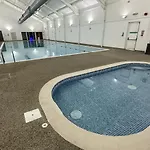Jolly Roger - Part Of The The Bay Village With Pool, Gym And Direct Access, Pub, Restaurant, Tennis And Meadows Walks בית נופש פילי